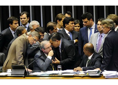 Com pressão popular, Câmara adia votação do PL da Terceirização para quarta-feira (22)