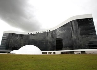 TSE inaugura sede projetada por Niemeyer