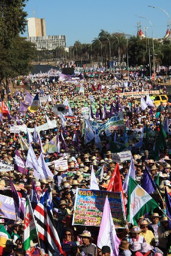 Margaridas do ramo do comércio e serviços marcham em Brasília